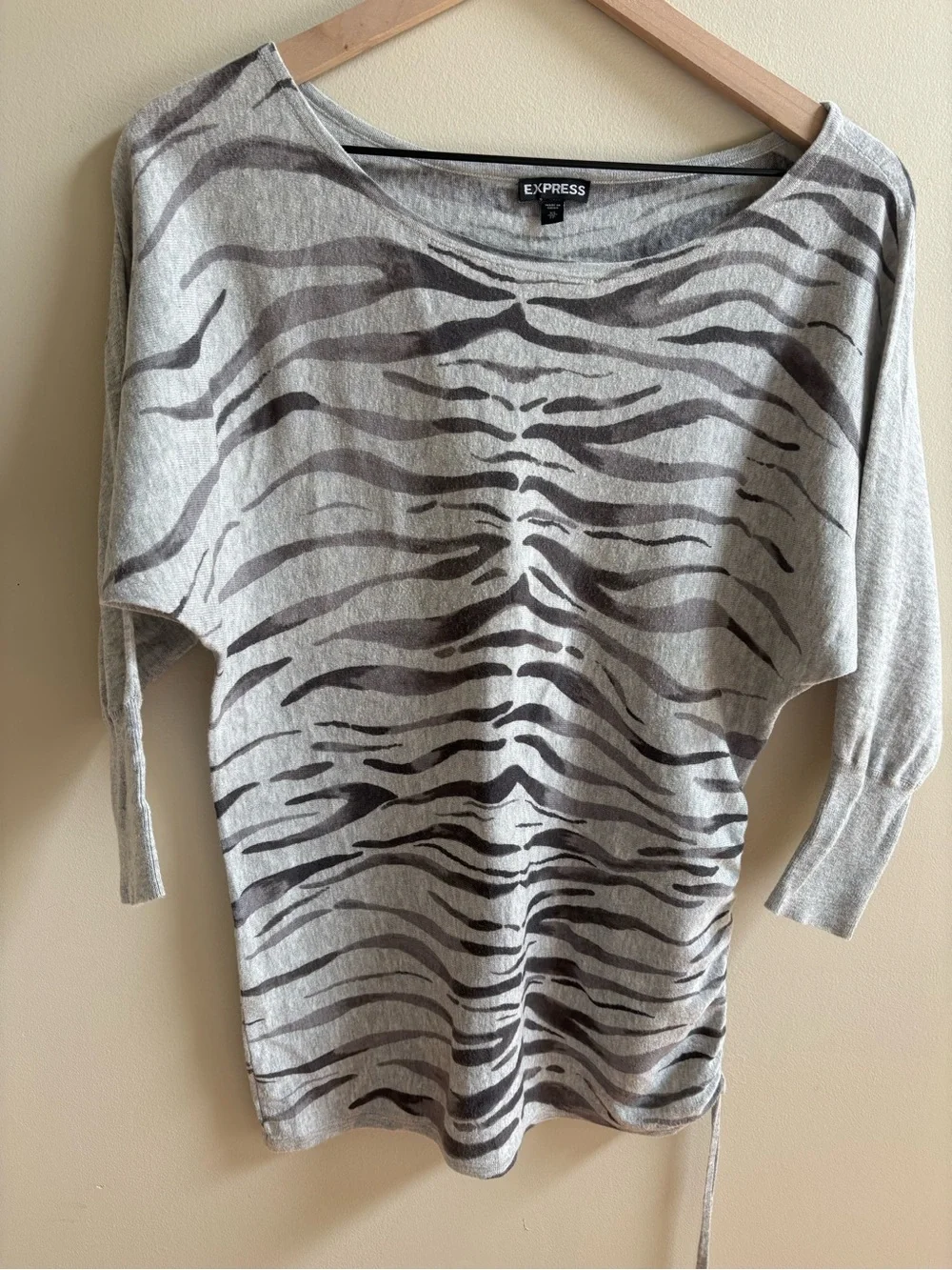 Express XS Gray Zebra Print Ruched Side Lightweight Knit Top 3/4 Dolman Sleeve